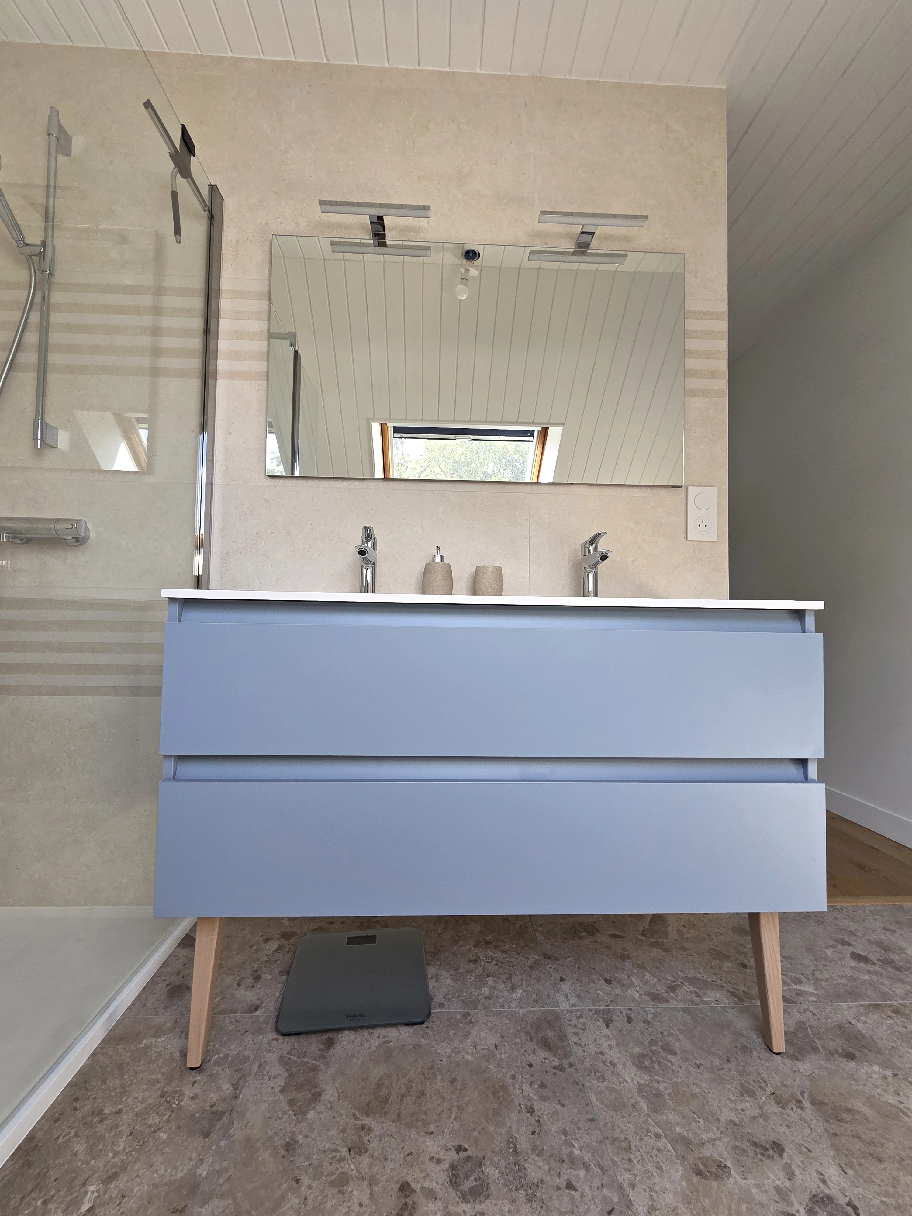 Suite parentale terminée avec équipement sur-mesure et salle d'eau à Nantes
