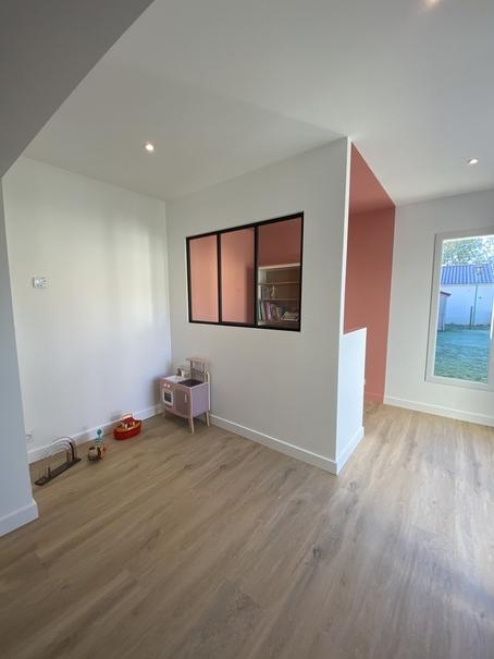 Extension rénovée avec espace bureau et coin jeux dans une maison à Pont-Saint-Martin