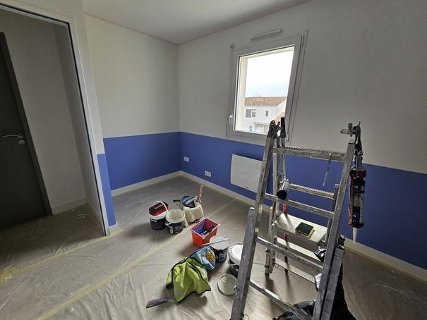 Application de la peinture dans une chambre d’enfant rénovée à Pont-Saint-Martin
