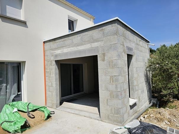 Vue extérieure de l’extension d’une maison rénovée à Pont-Saint-Martin