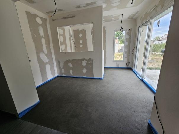 Pose de la chape dans l’extension d’une maison à Pont-Saint-Martin lors des travaux