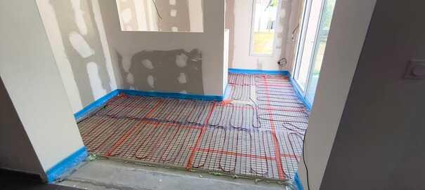 Installation de sol chauffant dans l’extension d’une maison à Pont-Saint-Martin
