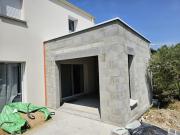 Vue extérieure de l’extension d’une maison rénovée à Pont-Saint-Martin