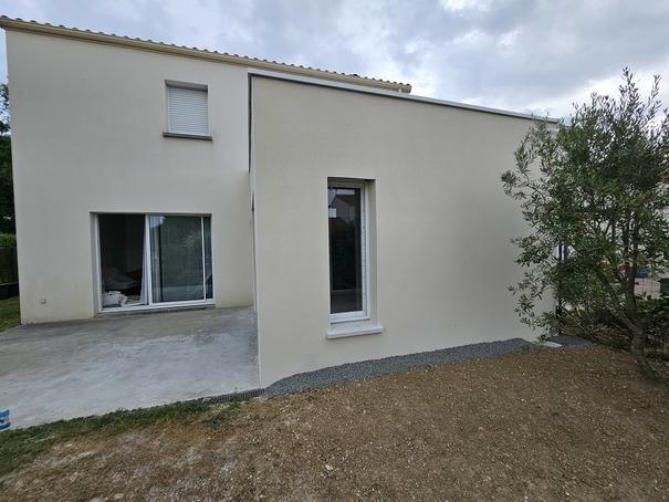 Vue extérieure de l’extension de maison après travaux de rénovation à Pont-Saint-Martin